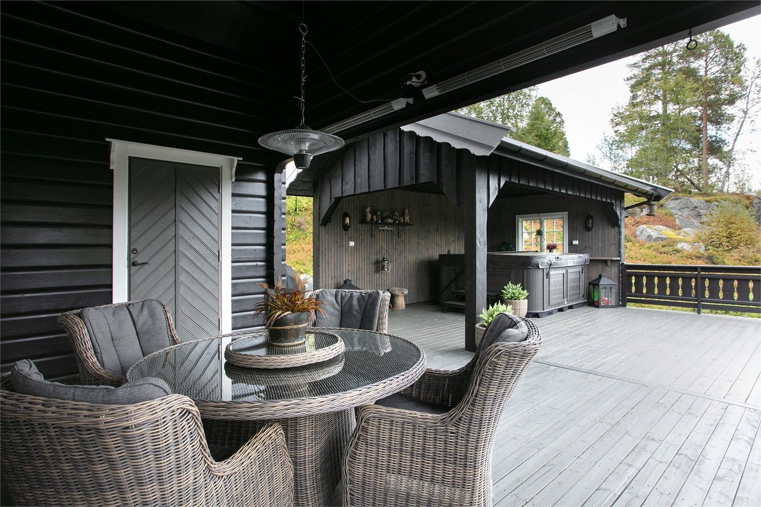 Tilbygget terrasse med overbygget del over jacuzzi