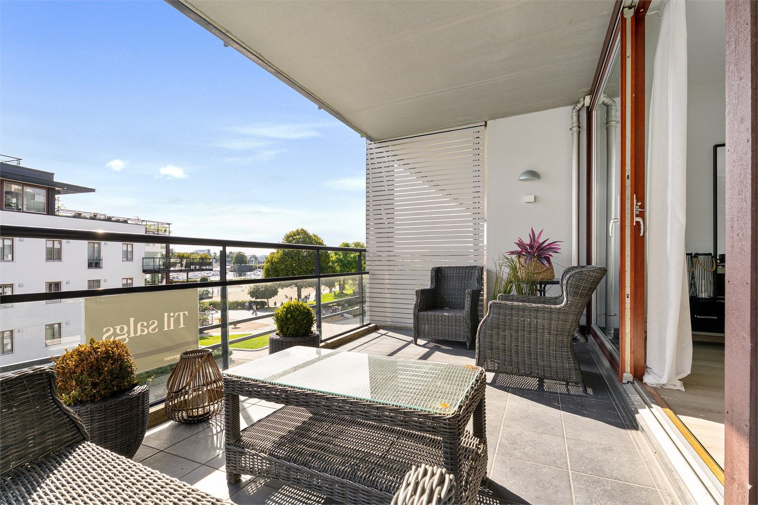 Stor lun balkong med gode utsikts -og solforhold