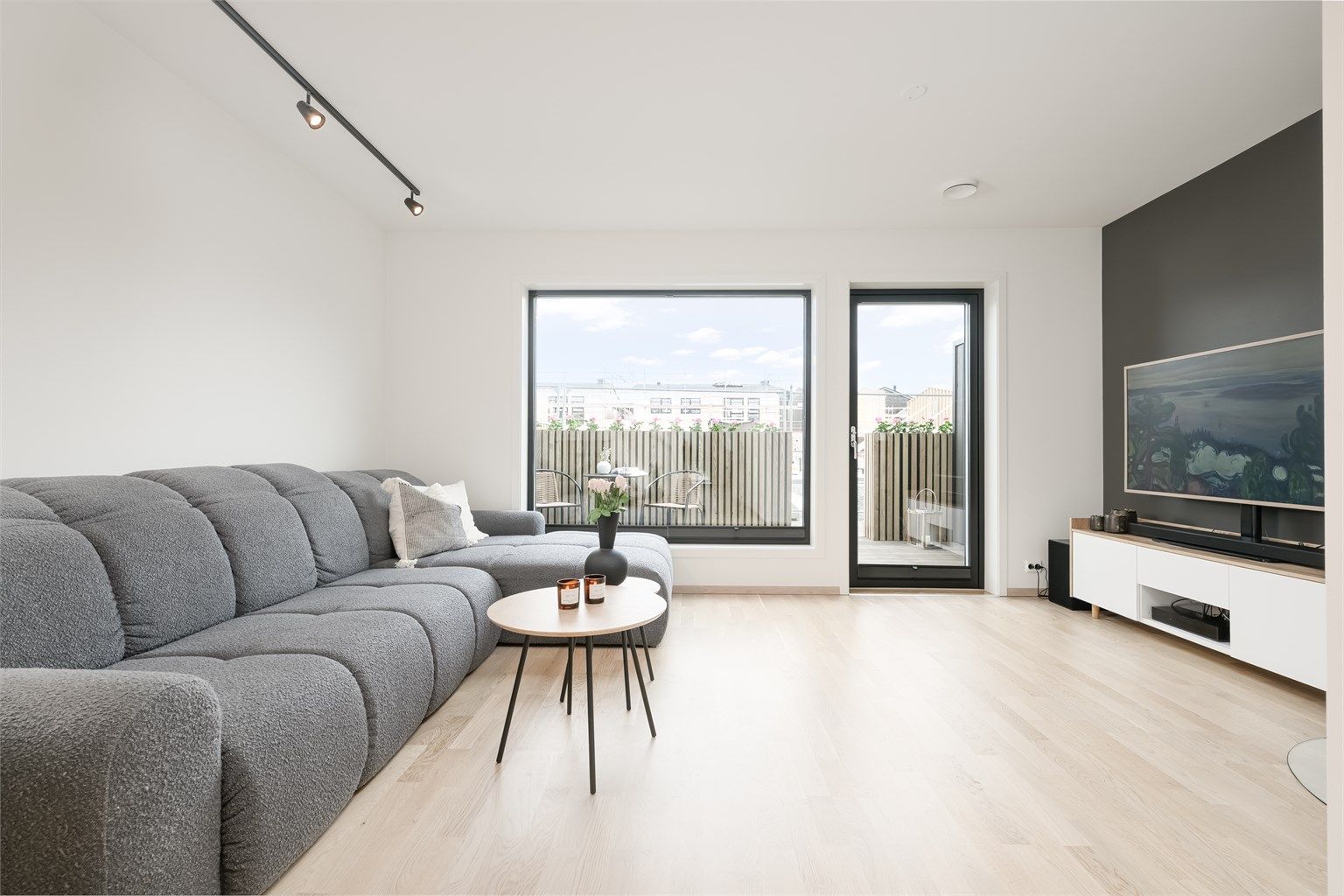 Lys og romslig stue med god plass til sofagruppe med tilhørende møblement. 