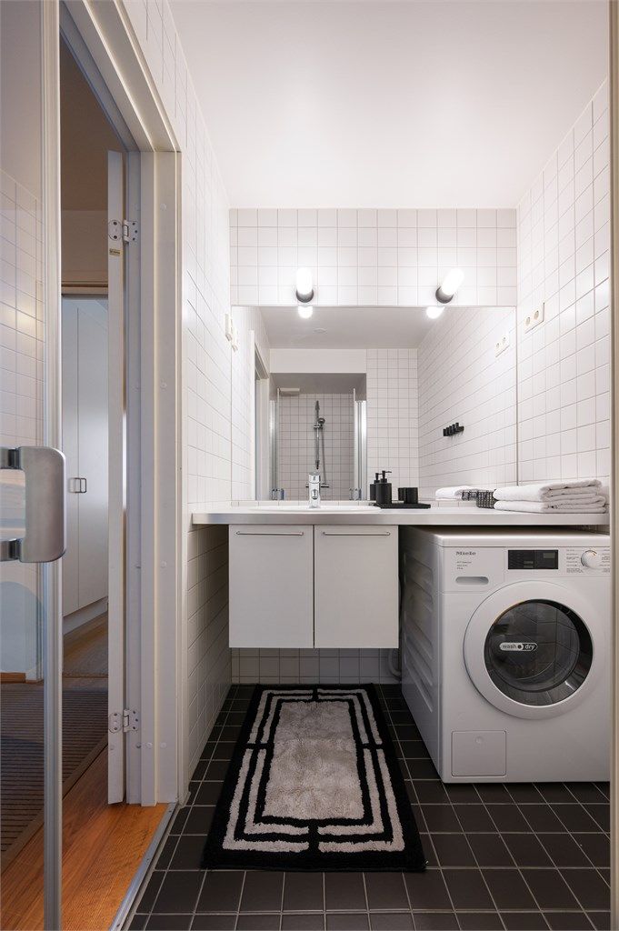 Badet er innredet med vegghengt servantinnredning med nedfelt vask i benkeplate, speil med lys og stikkontakt over servant og veggfestet toalett.