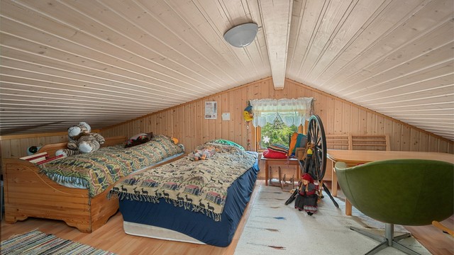 Hemsarealet gir hytta et ekstra og fleksibelt. Hemsen har et gulvareal på ca. 39 m², men arealet er ikke måleverdig som BRA på grunn av lav takhøyde.