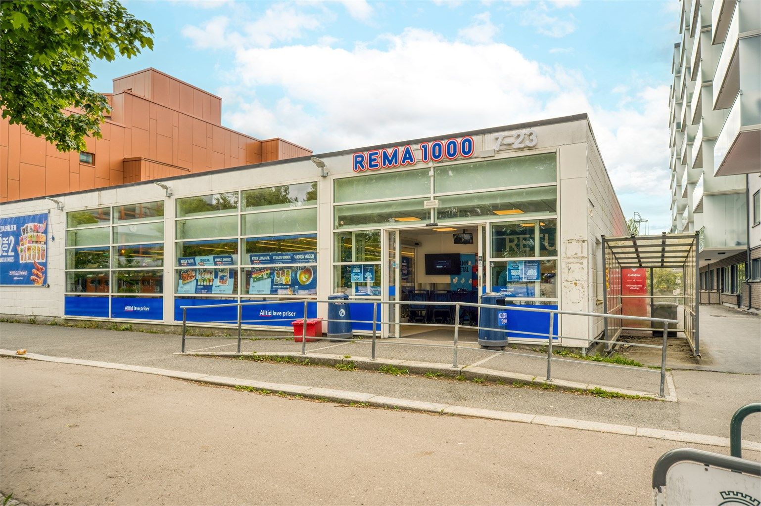 Dagligvarebutikken Rema 1000 ligger kun få minutters gange unna. 