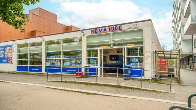 Dagligvarebutikken Rema 1000 ligger kun få minutters gange unna.