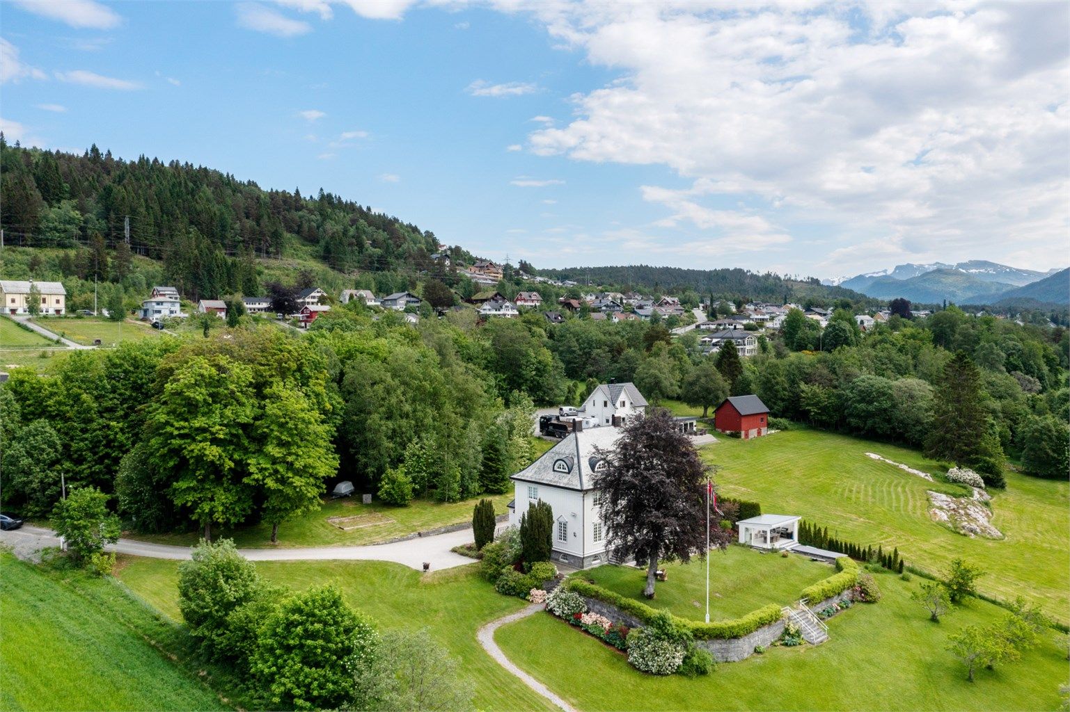 Eiendommen er omkranset av frodig natur og spredt bebyggelse, ca. 1 km fra Skodje sentrum