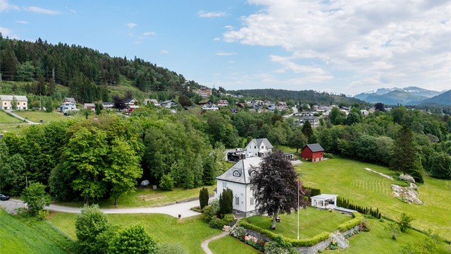 Eiendommen er omkranset av frodig natur og spredt bebyggelse, ca. 1 km fra Skodje sentrum