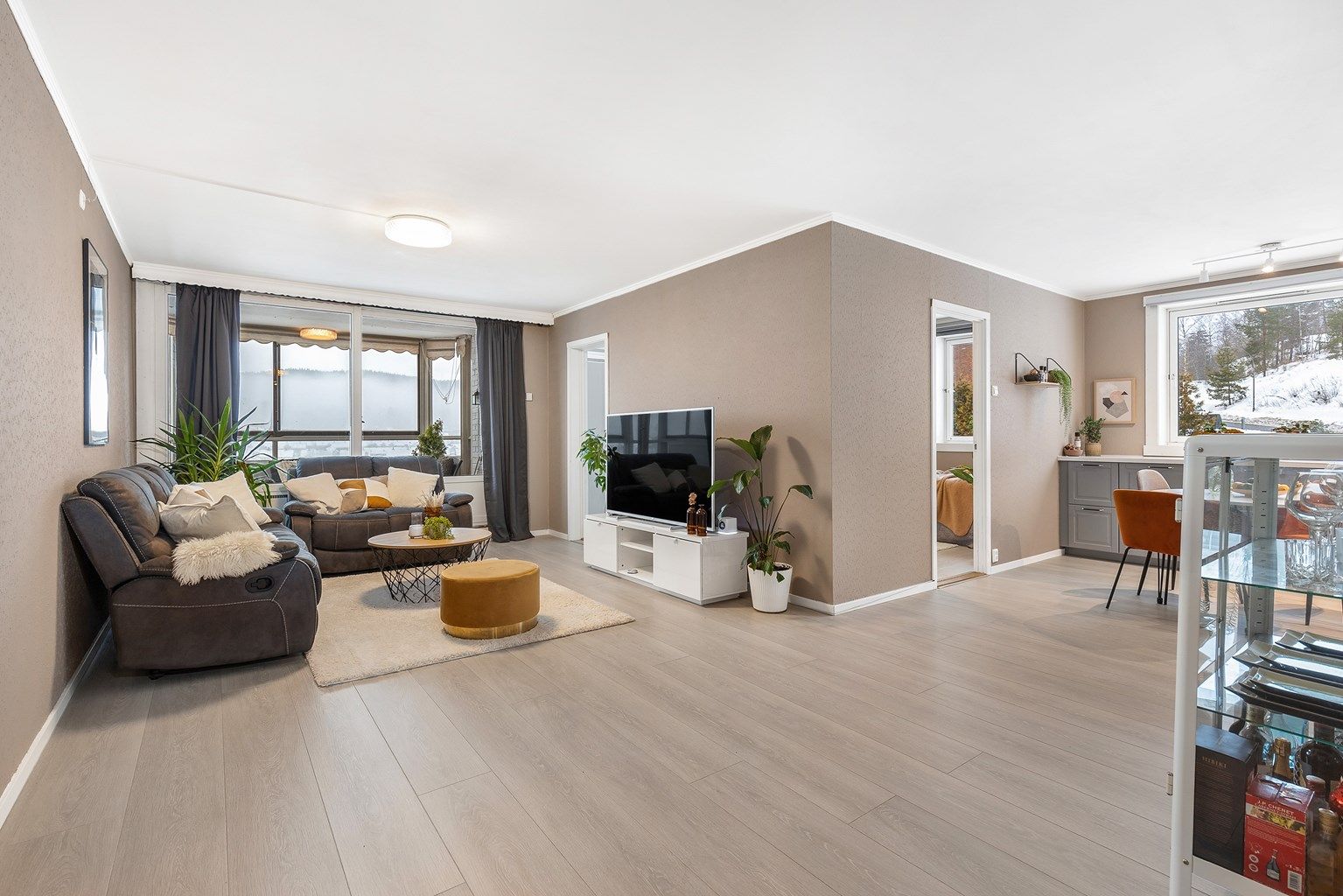 Robin Lauritzen v/ Eiendomsmegler Krogsveen har  gleden av å presentere Ludvig Karstens vei 8! En lys og arealeffektiv 4-roms andelsleilighet med innglasset balkong og gjennomgående god standard!