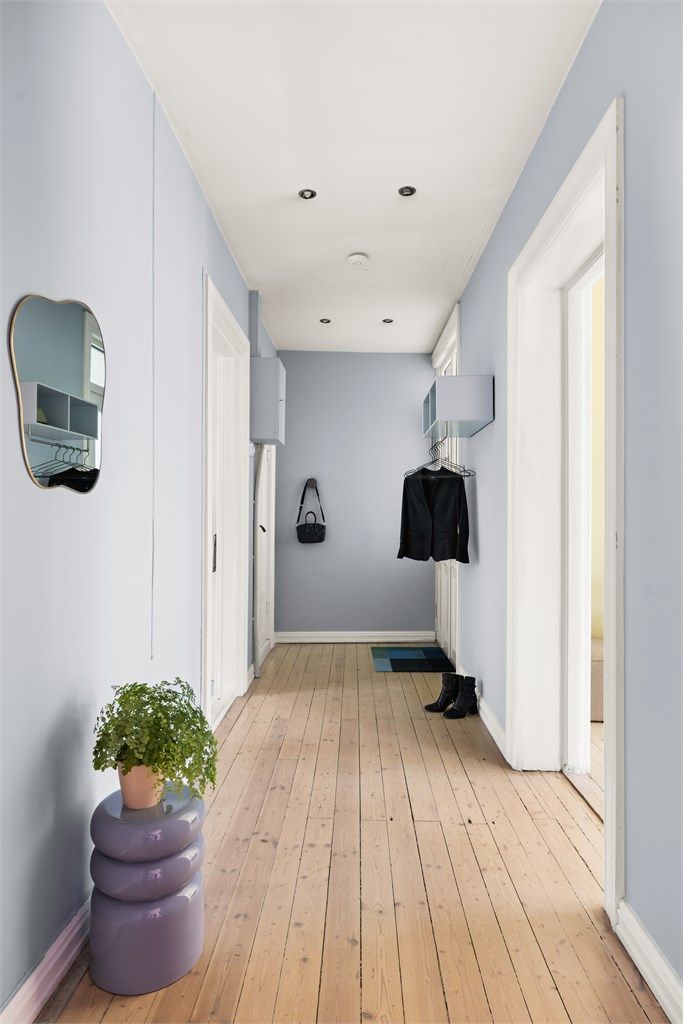 Velkommen inn! Romslig entré med god plass til oppheng av yttertøy og sko.