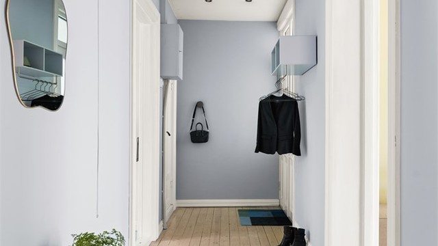 Velkommen inn! Romslig entré med god plass til oppheng av yttertøy og sko.