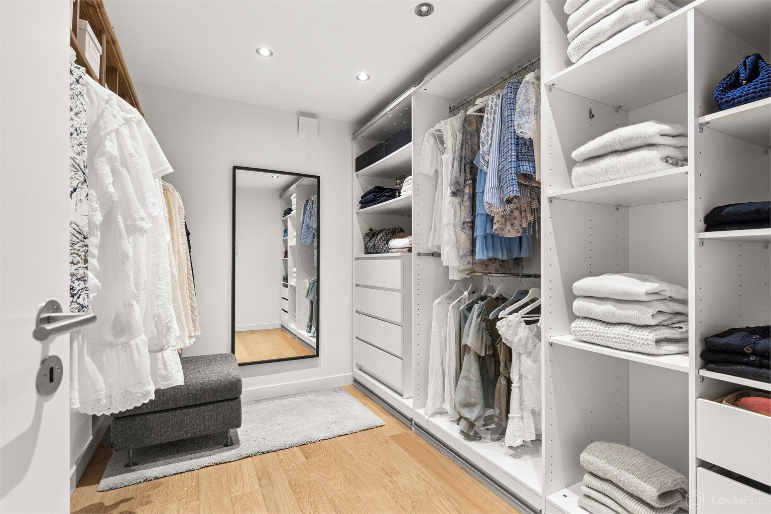 Direkte adkomst fra soverommet til praktisk walk-in-closet med god oppbevaringsplass.