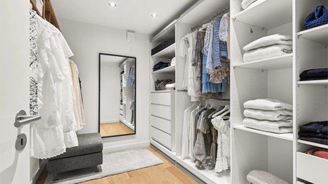 Direkte adkomst fra soverommet til praktisk walk-in-closet med god oppbevaringsplass.