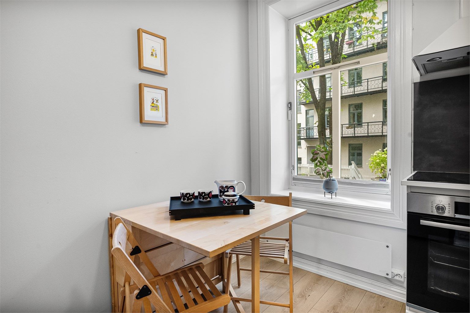 Direkte utsyn mot bakgård. Her kan morgen kaffe nytes!