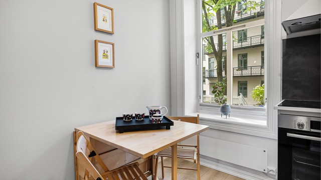 Direkte utsyn mot bakgård. Her kan morgen kaffe nytes!