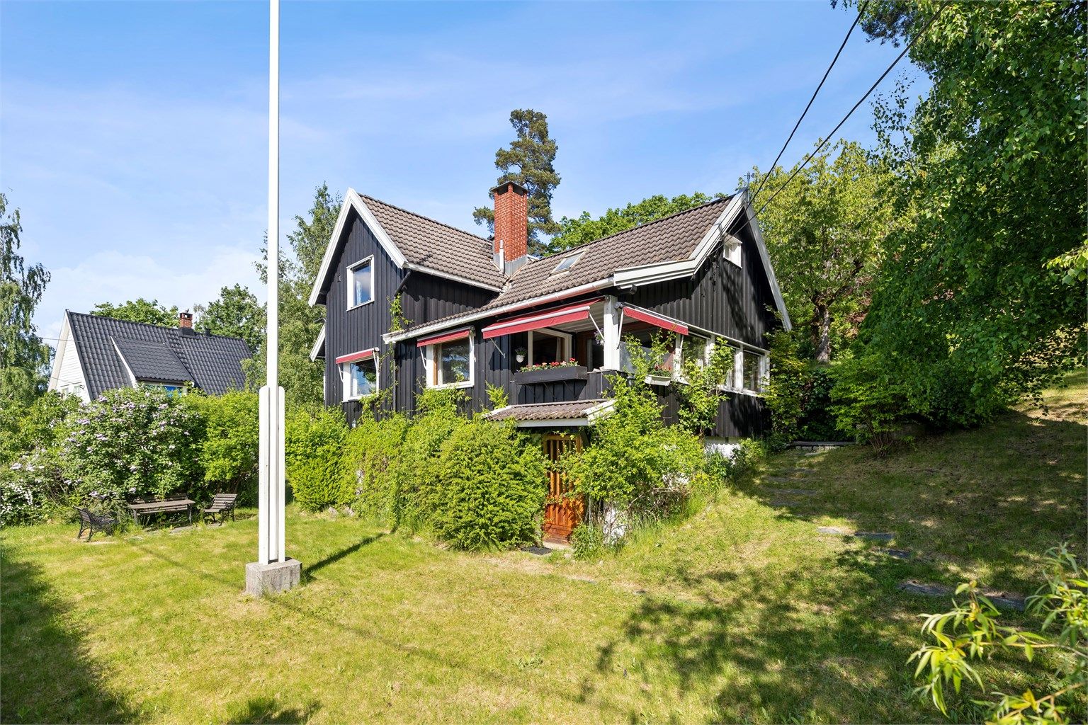 Eiendommen ligger lunt og solrikt til i idylliske omgivelser