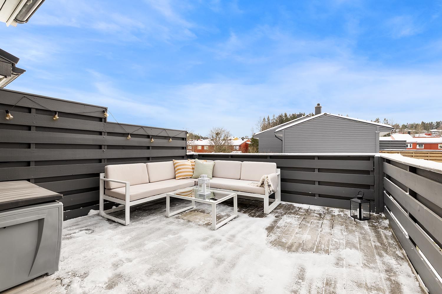 Verandaen gir en fin, usjenert uteplass med god plass til en sittegruppe.