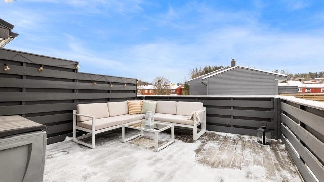 Verandaen gir en fin, usjenert uteplass med god plass til en sittegruppe.
