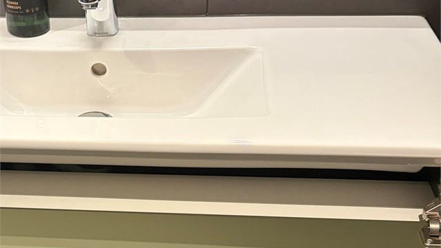 Innredningsdetalj bad - Begge bad i leiligheten har innredning med skjult rom for oppbevaring bak blindfelt under servant.