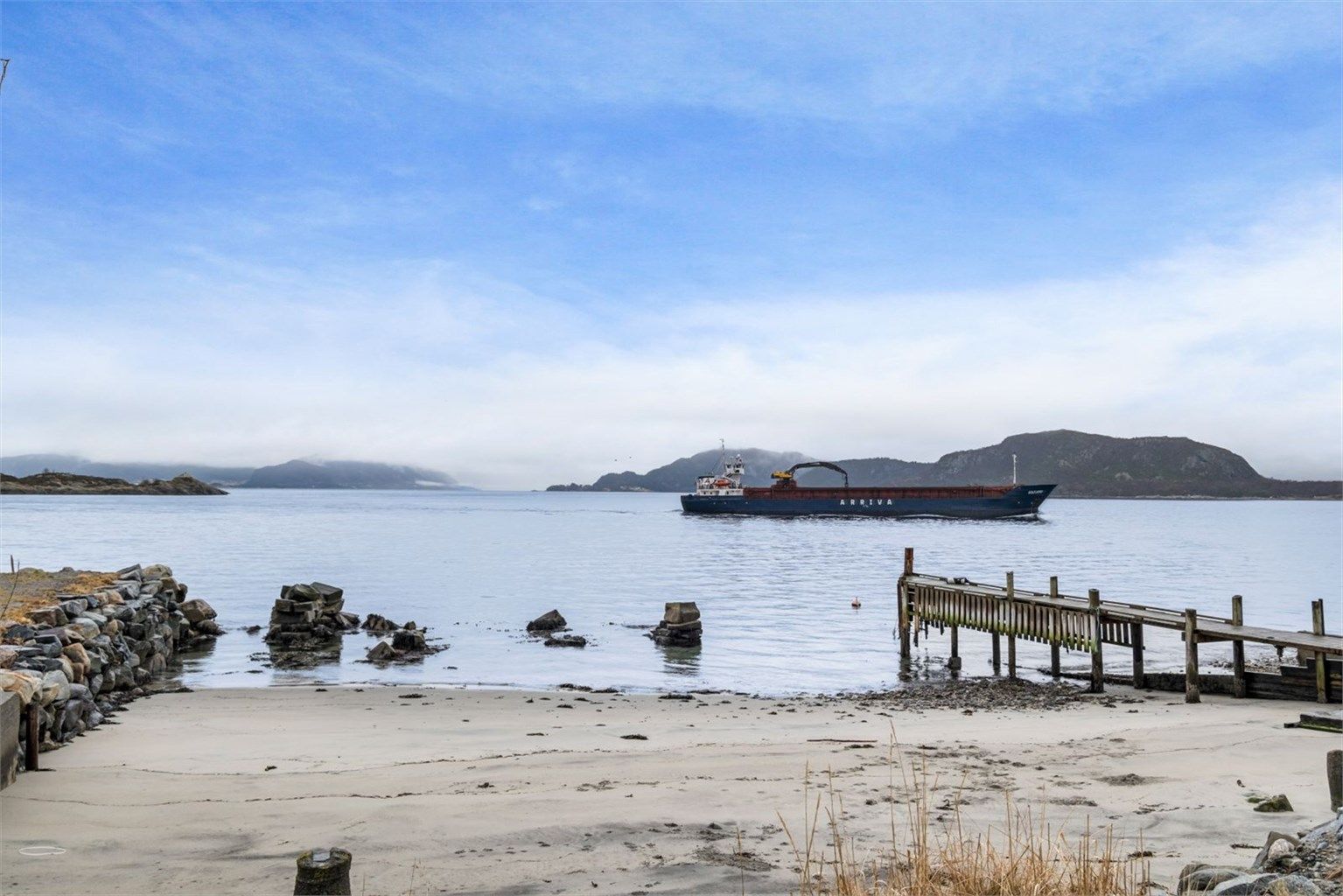Flotte bademuligheter med sandstrand like ved eiendommen