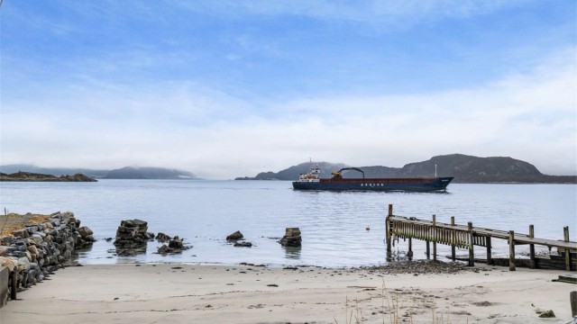 Flotte bademuligheter med sandstrand like ved eiendommen