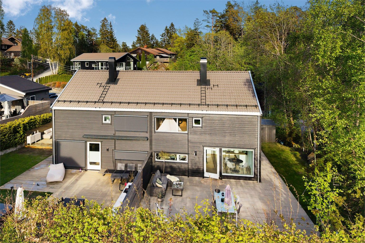Eiendommen har en gruslagt adkomst og gårdsplass med parkering.