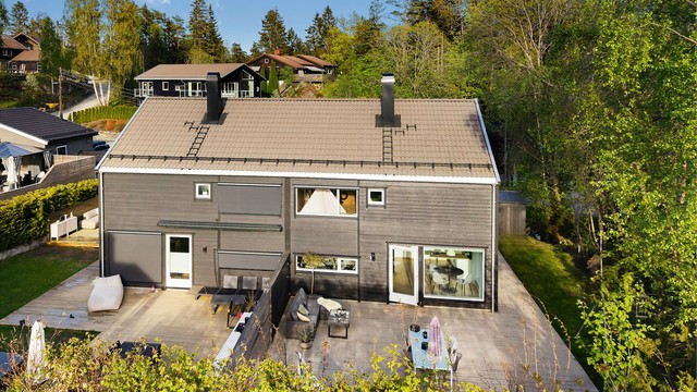 Eiendommen har en gruslagt adkomst og gårdsplass med parkering.