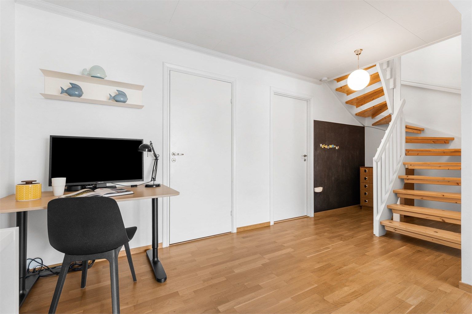 Ned trappen til underetasjen kommer man til TV-stuen. I den ene enden er det plass til skrivebord og det er tilgang til bad, teknisk rom og bod.