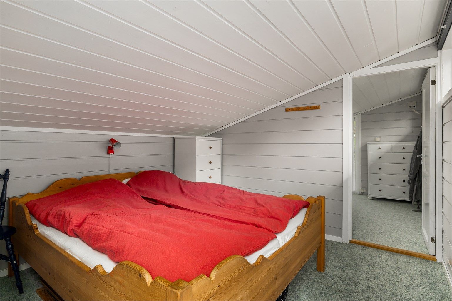 Soverommet i midten har gjennomgang til de andre soverommene i 2. etasje.