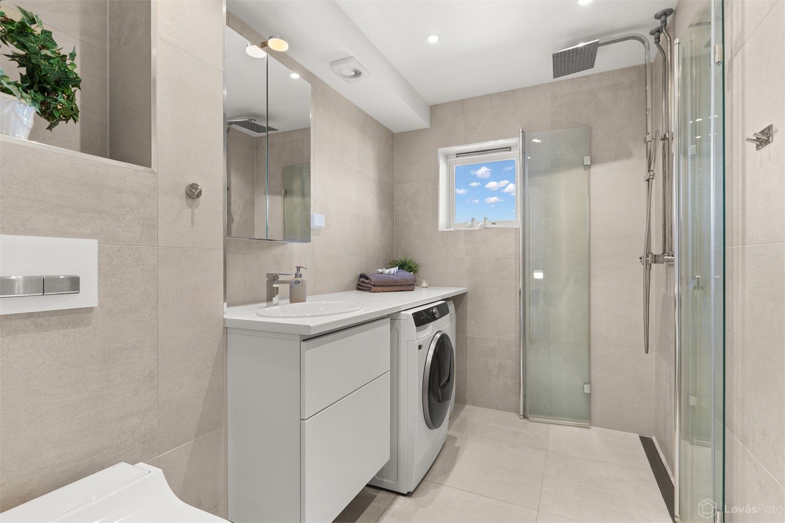 Badet ble oppgradert i 2019 med fliser på gulv og vegger, gulvvarme og opplegg for vaskemaskin.