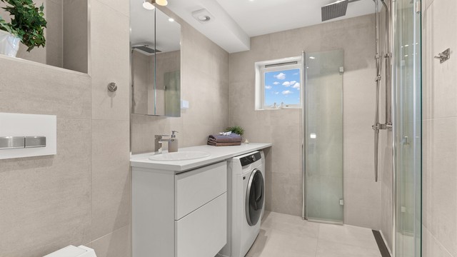 Badet ble oppgradert i 2019 med fliser på gulv og vegger, gulvvarme og opplegg for vaskemaskin.