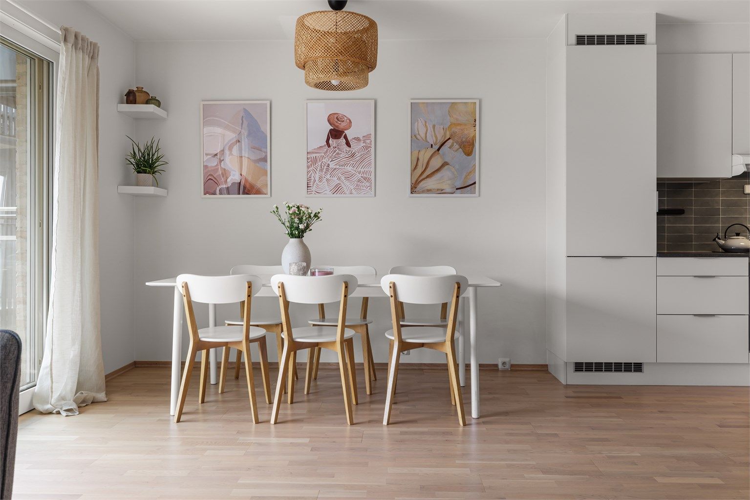 Stor plass til stort spisebord i tilknytnign både kjøkken og stuen. 