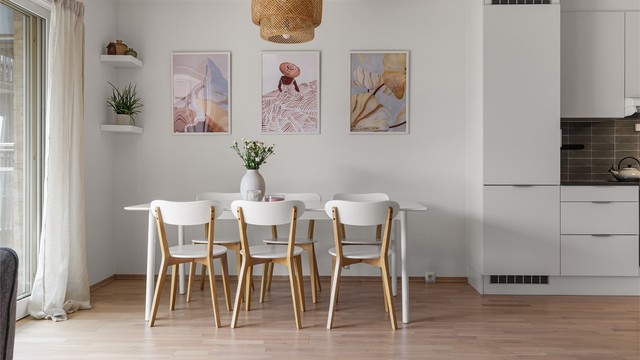 Stor plass til stort spisebord i tilknytnign både kjøkken og stuen.