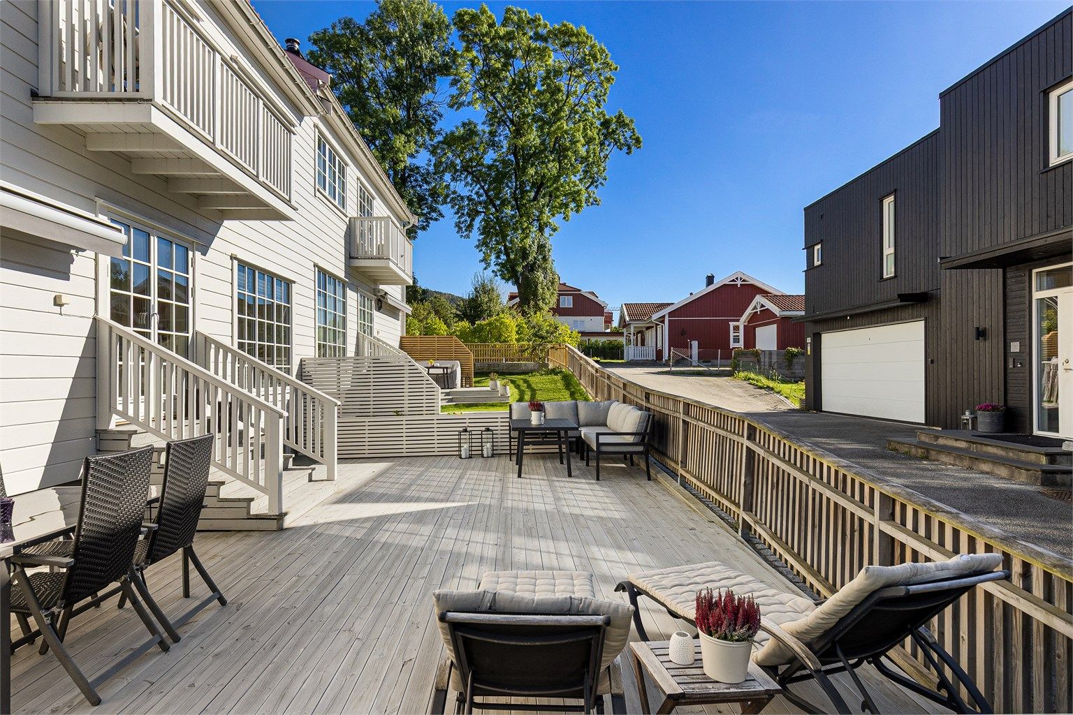 Markterrassen er på hele 51 kvm med god plass til flere møbleringssoner