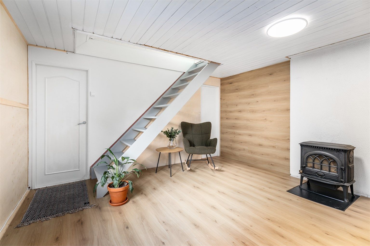 Underetasjens gang ble utvidet i 2025 og samtidig åpnet mot entreen. Innenfor trappen finnes toalettrom.