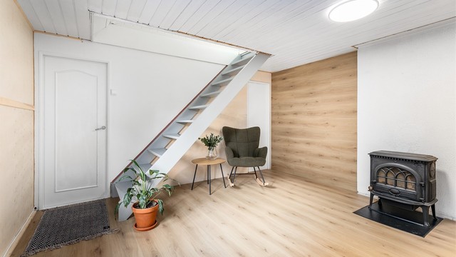Underetasjens gang ble utvidet i 2025 og samtidig åpnet mot entreen. Innenfor trappen finnes toalettrom.