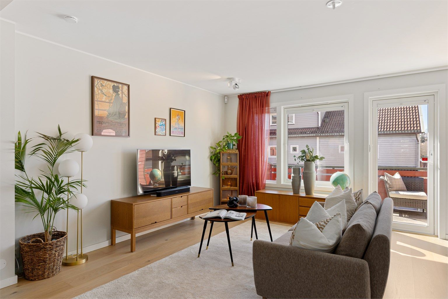 Lys og fin stue med god plass til sofagruppe