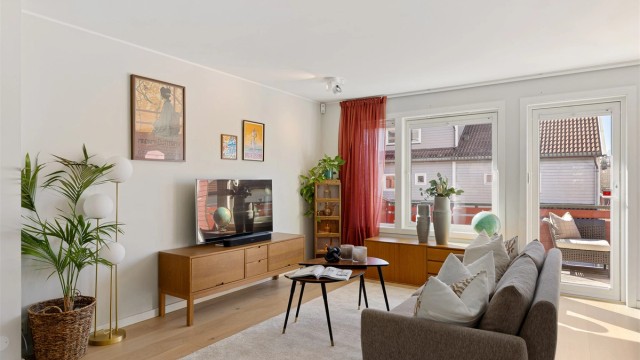 Lys og fin stue med god plass til sofagruppe