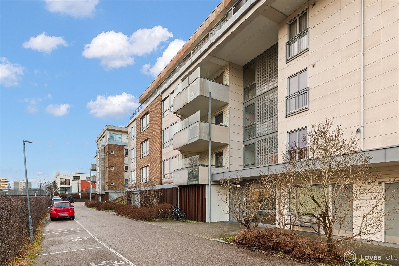 Beliggende sentralt og attraktivt til i populære Gamlehagen på Lambertseter, nær grensen til villabebyggelsen på Nordstrand. Gamlehagen er en liten blindvei og et trafikkskjermet boområde.