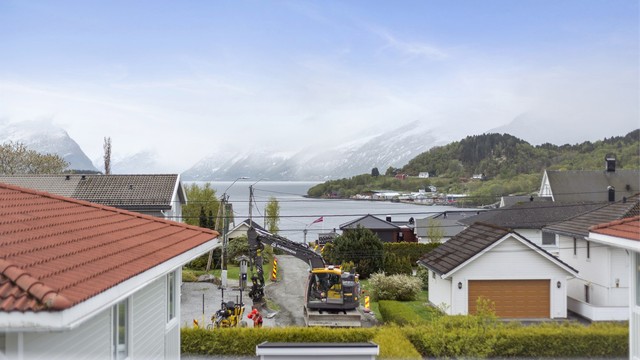 Utsikten mot syd er noe av det selger trekker frem som det mest positive ved leiligheten. Her ser man Storjorden, innløpet til Hjørundfjorden og de majestetiske Sunnmørsalpane