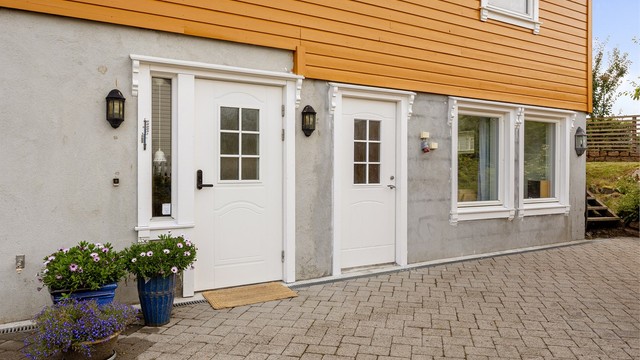 Pent opparbeidet gårdsplass med belegningsstein. Bilder ved Eiendomsfoto AS