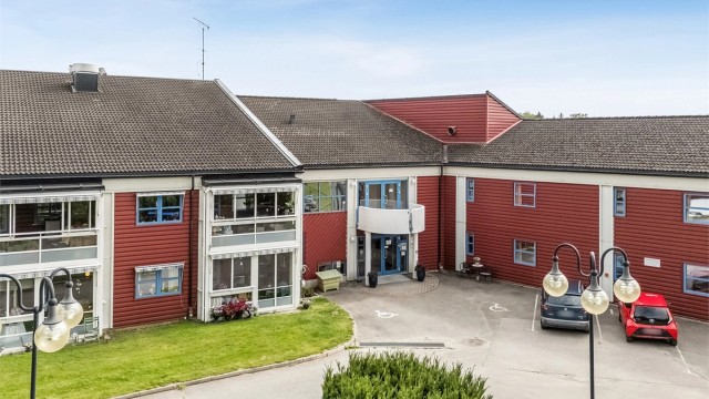 Felles hovedinngang med porttelefon for å enkelt slippe besøkende inn.