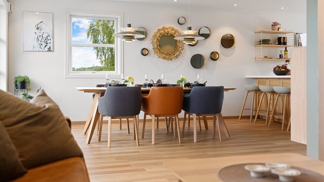Store vindusflater (vinduer fra 2015) gir rikelig med dagslys til spiseplassen.