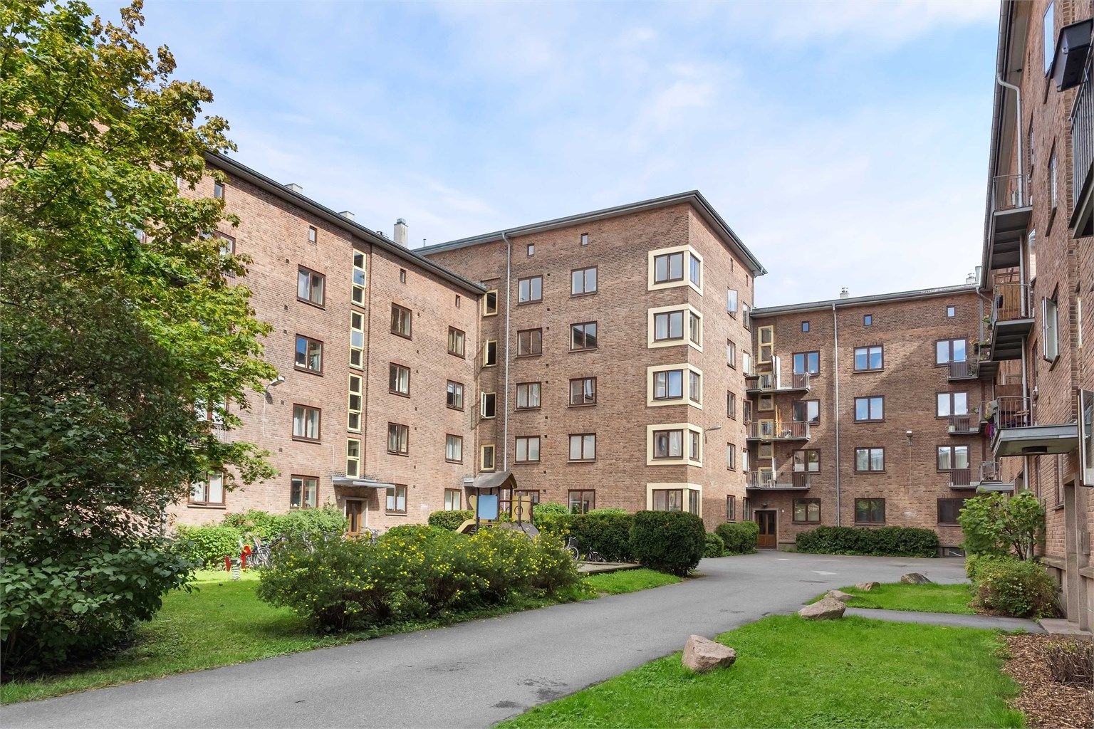 Leiligheten ligger usjenert i 3. etasje i et rolig og tilbaketrukket boligområde, men samtidig meget sentralt ønskelige fasiliteter