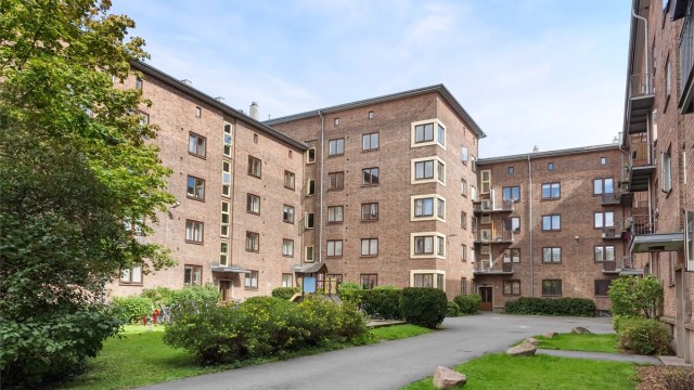 Leiligheten ligger usjenert i 3. etasje i et rolig og tilbaketrukket boligområde, men samtidig meget sentralt ønskelige fasiliteter