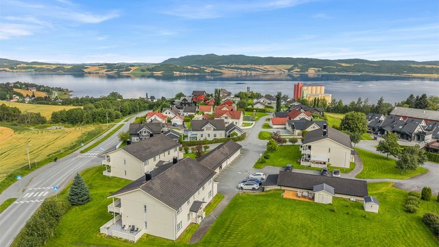 Det er gode kollektivmuligheter i nærområdet, med forbindelser via busslinje 310 og 410. Dette gir praktiske reisemuligheter både mot Trondheim og videre i regionen. Området byr i tillegg på kort vei til Skaunhallen, Buvik stadion og Max Gym Buvika.
