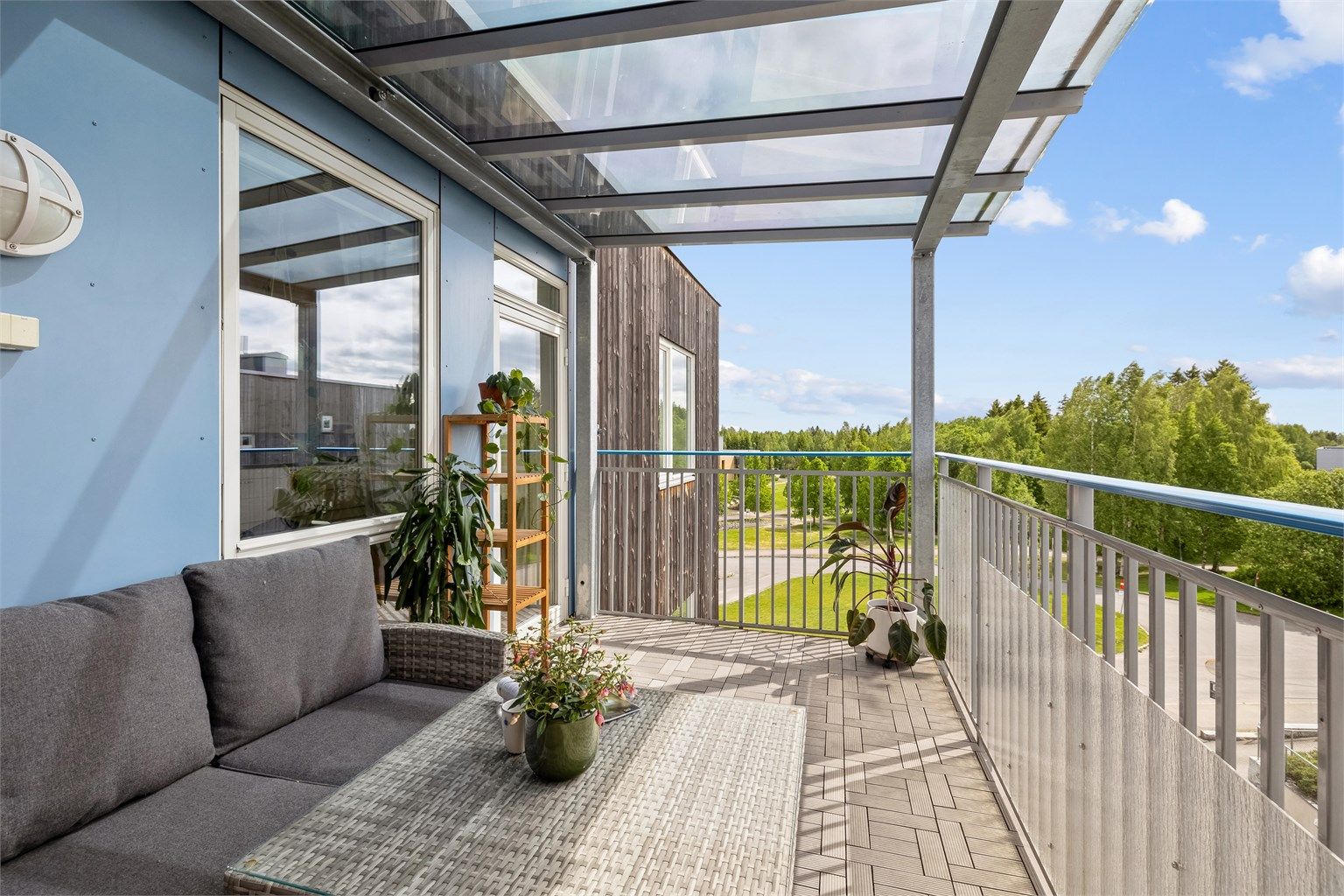 Luftig og romslig balkong utenfor stue.