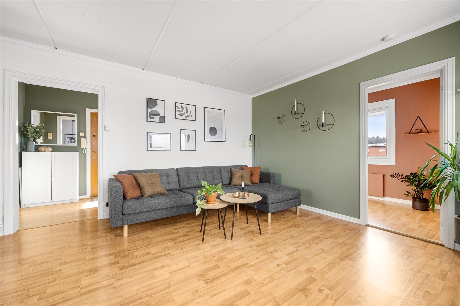 Leiligheten har en fin fordeling med soverommene adskilt fra oppholdsrommene.