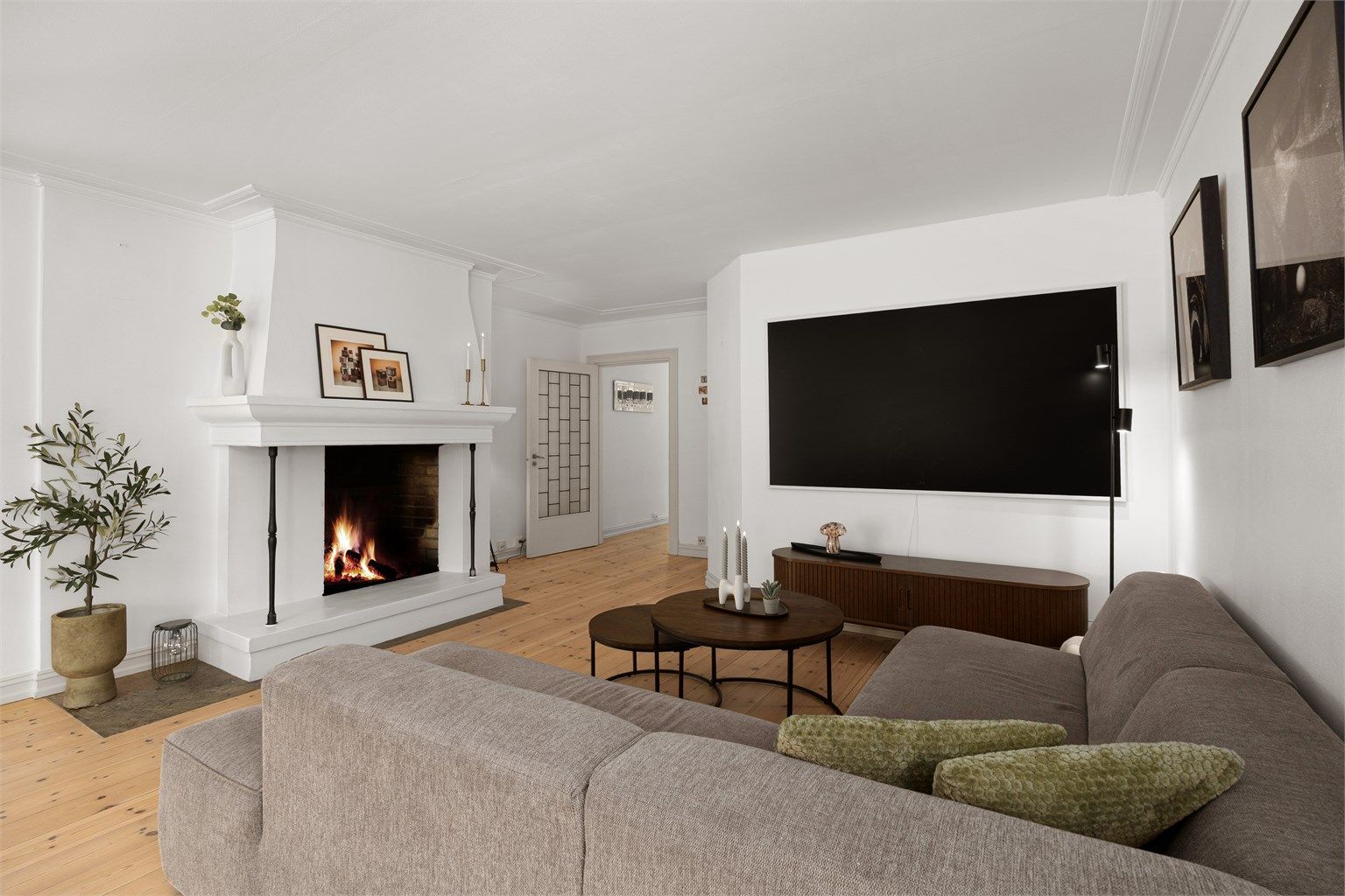 Stor åpen peis i stuen 