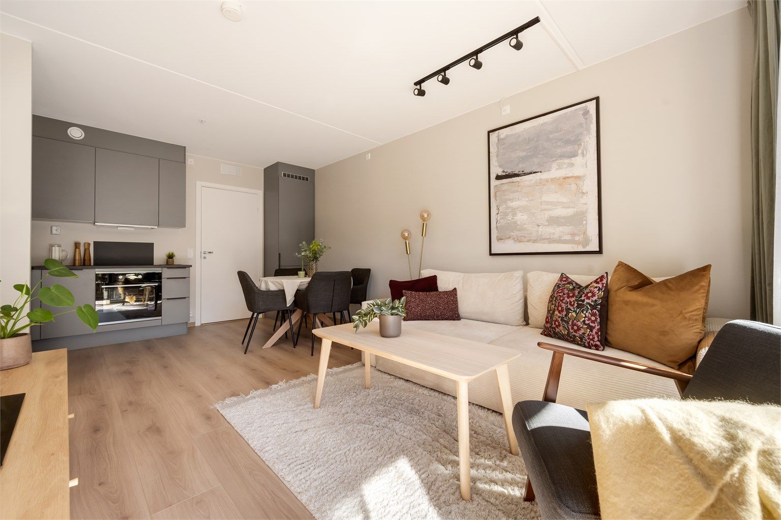 Stuen har god plass til både sofagruppe og spisebord.