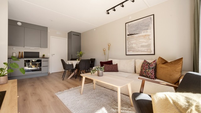 Stuen har god plass til både sofagruppe og spisebord.