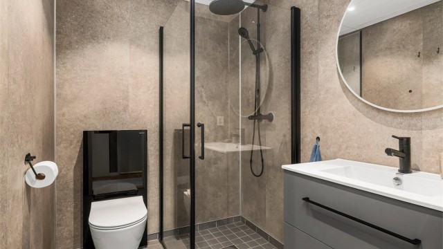 STILRENT: Hytta har bad og separat toalett.