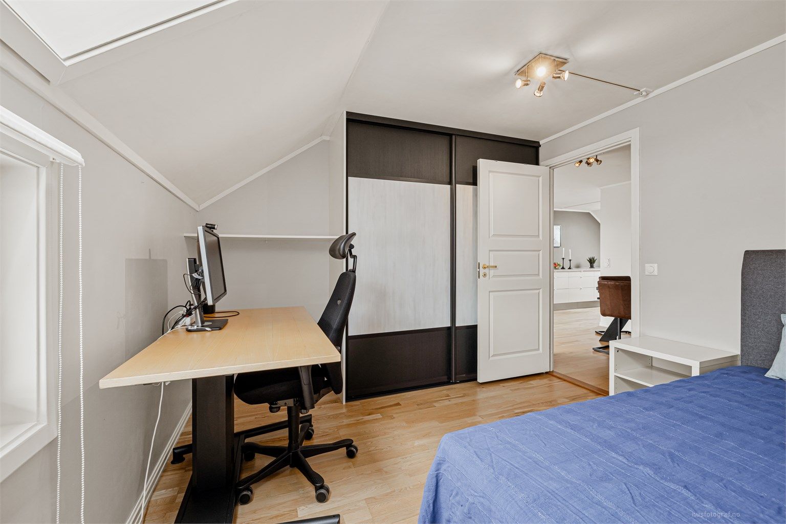 Rommet har en stor skyvedørsgarderobe fra 2022 og god plass til en hjemmekontorløsning.